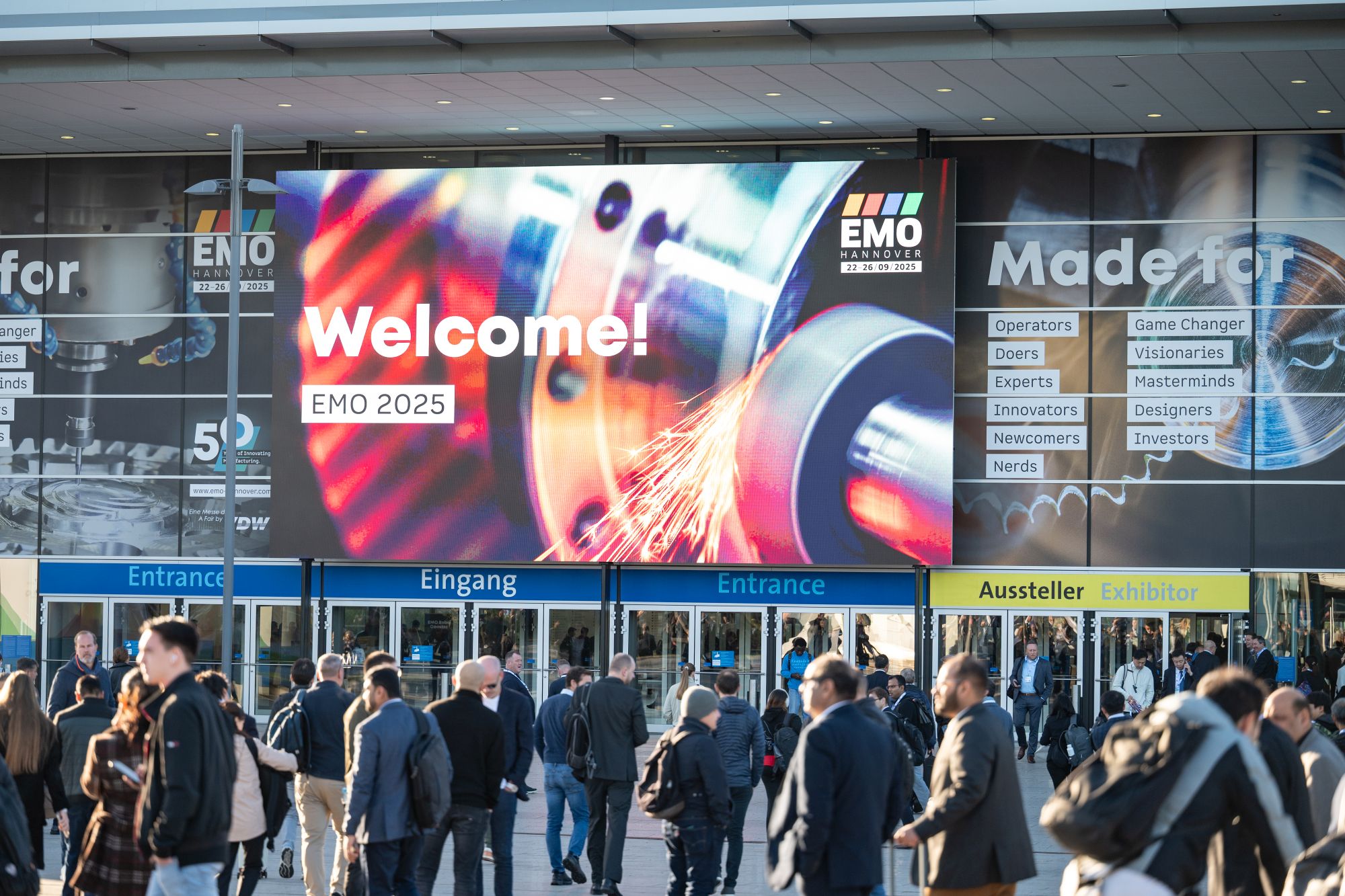 Besucher vor dem Eingang zur EMO 2025