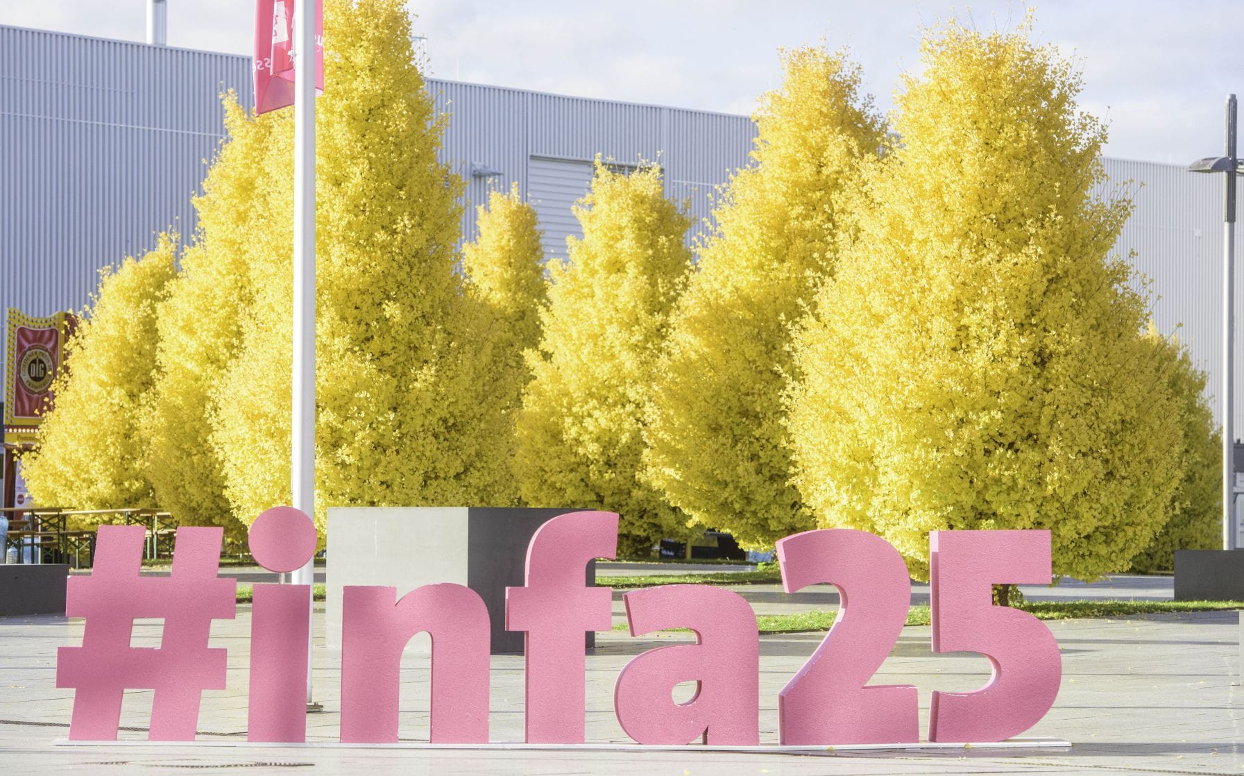 Der Schriftzug Hashtag infa2025 in großen 3D Buchstaben auf dem Außengelände der infa