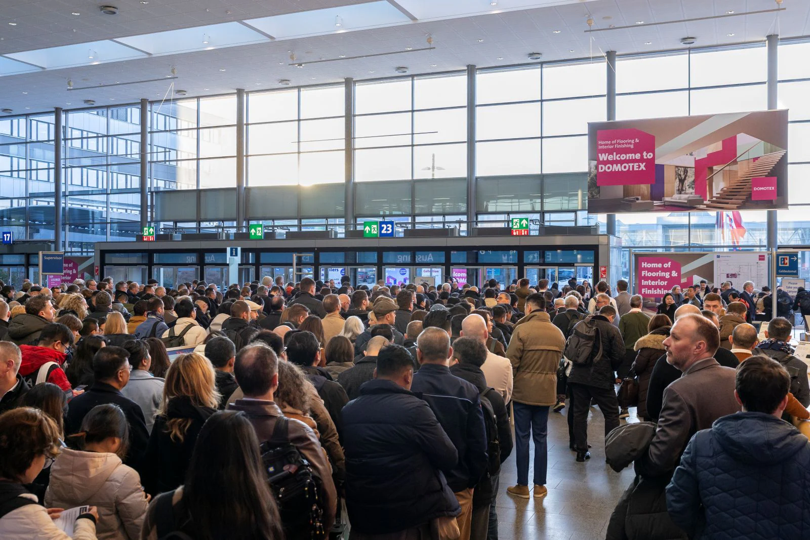 Zahlreiche Menschen im Eingang der DOMOTEX warten auf den Einlass